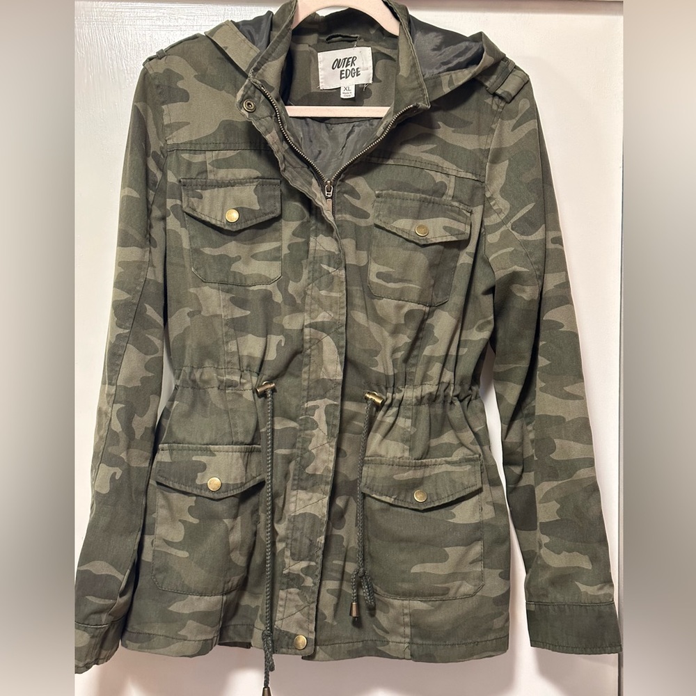Cotton camouflage jackets with zip up closure. Juniors XL